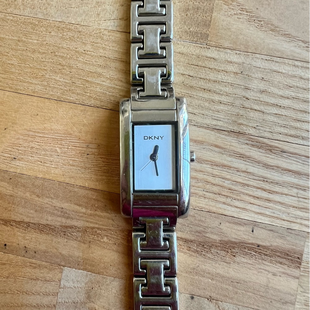 Dkny ladies rectangular silver tone fashion bracelet watch NEW BATTERY